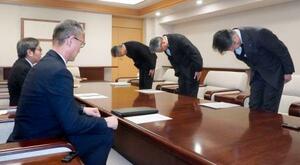 　東北電力東通原発で記録不正が見つかった問題で青森県庁を訪れ、謝罪する石山一弘社長（右から２人目）ら＝２１日午後