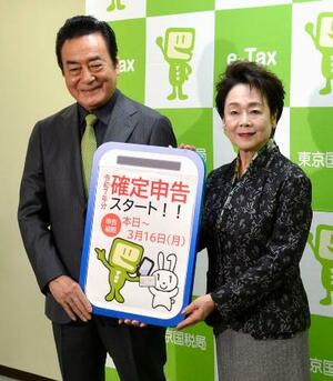 品川税務署を訪問した高橋英樹さん夫妻=16日午前、東京都港区