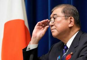 戦後80年に合わせた「内閣総理大臣所感」を発表し、記者の質問を受ける石破首相=10日午後、首相官邸