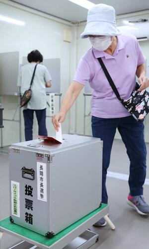 長岡市長選の期日前投票をする有権者＝９月３０日、長岡市千秋２のリバーサイド千秋