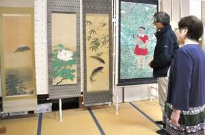 南魚沼市出身の日本画家青木英夫の日本画展=11月5日、南魚沼市一村尾