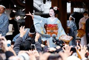 　八坂神社の節分祭で、１年の健康や幸福を願って豆をまく舞妓ら＝２日午後、京都市東山区