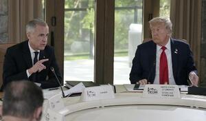　トランプ米大統領（右）とカナダのカーニー首相＝昨年６月、カナダ西部カナナスキス