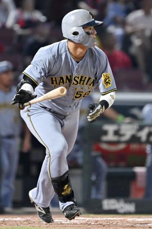 4回阪神1死一塁、前川が左中間に適時二塁打を放つ=マツダ