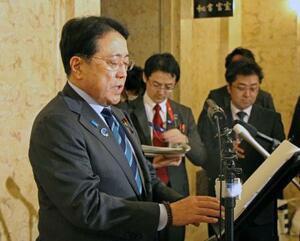 　記者会見でラピダスへの出資を発表する赤沢経産相＝２７日午前、国会