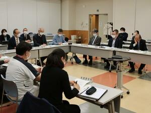 佐渡島内の医療に関し、課題や対応策を議論する医療関係者ら=佐渡市千種