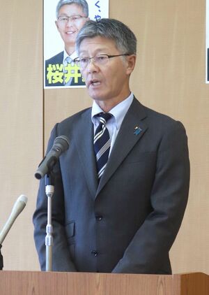 政策を発表する桜井雅浩氏=10月5日、柏崎市