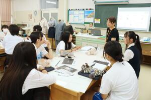 難民の子どもたちに服を届ける活動について学んだ授業=柏崎市元城町