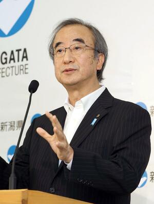 定例記者会見で記者の質問に答える花角英世知事=6月19日、県庁
