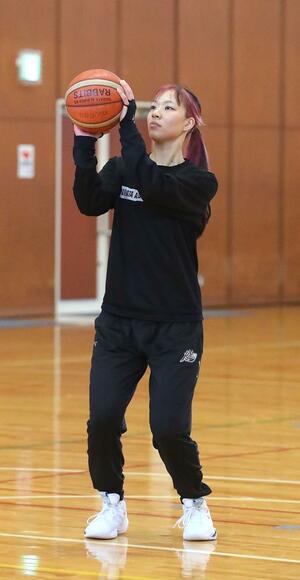 シュートの練習をする金澤英果=2025年1月23日、阿賀野市