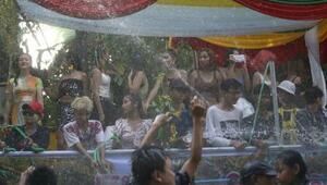 ティンジャン期間中に開催される恒例の「水かけ祭り」(ミャンマー・ヤンゴン)