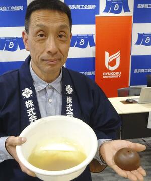 水溶性の素材で作製したエコ花火の「玉皮」=滋賀県長浜市