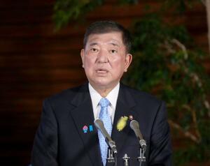 日本との関税交渉を巡るトランプ米大統領の発言について、記者団の取材に応じる石破首相=2日午後、首相官邸