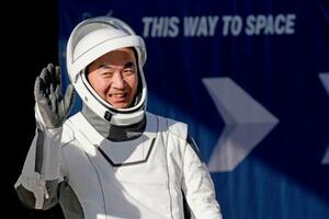 宇宙船搭乗を前に手を振る油井亀美也さん=31日、米フロリダ州のケネディ宇宙センター(AP=共同)