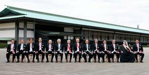 　大綬章の親授式を終え、記念写真に納まる受章者。左から７人目は尾辻秀久前参院議長、同８人目は戸倉三郎前最高裁長官＝１１日午前、宮殿・東庭