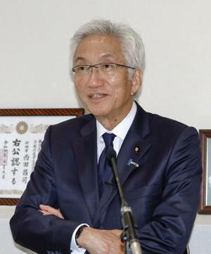 取材に応じる自民党の西田昌司氏=21日午前、京都市中京区