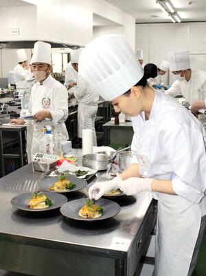 フランス料理コンクールで料理を盛り付ける山口楓さん=新潟市中央区東幸町