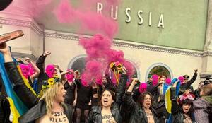 ロシア館前で抗議活動を行うアーティスト集団「プッシー・ライオット」のメンバー=6日、イタリア・ベネチア(共同)