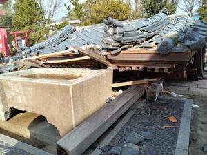 能登半島地震で倒壊した曽根神社の手水舎=1月1日、新潟市西蒲区曽根(曽根神社提供)