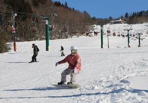 初滑りを楽しむスノーボーダーら＝阿賀町川口