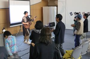 多様な形で教育を受けられることの重要性を語った清水十輝さん=柏崎市東本町