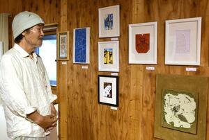 多彩なジャンルの作品が並ぶ「能登半島地震復興支援展」=新潟市北区太夫浜
