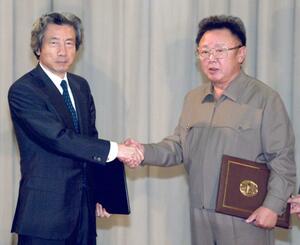 2002年9月、平壌市内の百花園迎賓館で日朝共同宣言の署名を終え、握手する小泉首相と北朝鮮の金正日総書記(共同)