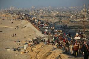 　パレスチナ自治区ガザで退避する住民たち＝１４日（アナトリア通信提供・ゲッティ＝共同）