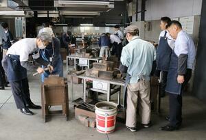 三条鍛冶道場でペーパーナイフづくりを体験する全国青年市長会北信越ブロックの市長ら=三条市元町