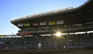 夏の高校野球で「朝夕2部制」が導入され、行われた夕方の部の試合=8月8日、甲子園球場
