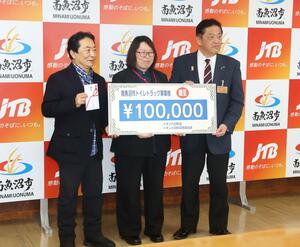 トイレトラック購入費用に充てる寄付金の贈呈式＝南魚沼市役所