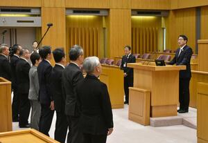 職員に年頭のあいさつをする中原八一市長＝５日、新潟市議会議場