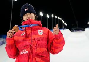 男子ハーフパイプで銅メダルを獲得し、笑顔でポーズをとる山田琉聖=リビーニョ(共同)