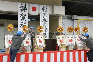 果物や野菜を山盛りにした宝船などの初競りが行われた初市式=佐渡市新穂潟上