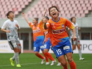 新潟L-マイナビ仙台 前半38分、今季初得点を決め、喜びを爆発させるFW川澄奈穂美=デンカビッグスワン(写真映像部・大橋奎介)