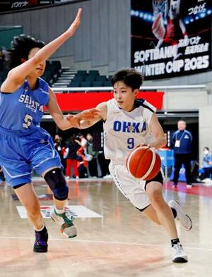 桜花学園―柴田学園大柴田学園 第1クオーター、ドリブルで攻め込む桜花学園・竹内=東京体育館