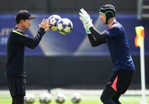 　準々決勝のアルサド戦に向け最終調整する神戸・ＧＫ前川（右）＝ジッダ（（Ｃ）Ｊ．ＬＥＡＧＵＥ・共同）