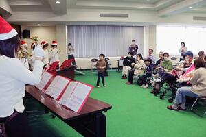 ハンドベルの音色に合わせ、鈴を鳴らして楽しむ来場者ら=燕市上諏訪