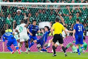 　町田―アルアハリ　前半、アルアハリの猛攻に耐える町田・林（中央）ら＝ジッダ（共同）