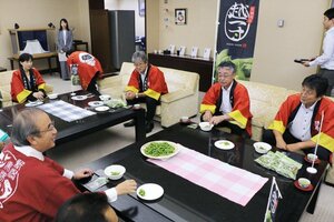 ブランド枝豆「越一寸」を花角英世知事(左)にアピールする生産者ら=26日、県庁