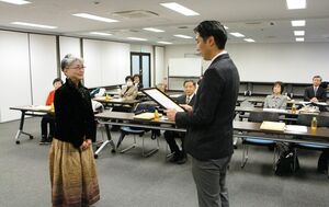 大和証券財団によるボランティア活動助成の贈呈式=1月8日、新潟市中央区