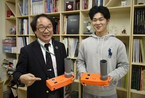 ツキノワグマの環境DNAを回収する装置を手にする広島大大学院の研究チームの西堀正英教授(左)と増田和志さん=広島県東広島市