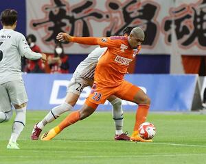 新潟－福岡　前半、ドリブルで攻め上がるＦＷグスタボ・ネスカウ＝ビッグスワン（写真映像部・永井隆司）