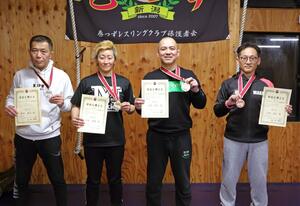 本名栄仁さん(右から2人目)らマスターズ大会で入賞した4人=新潟市西蒲区越前浜