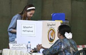 25日、ミャンマー・ヤンゴンで投票する有権者(共同)