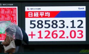　５万８０００円を超えた日経平均株価の終値を示すモニター＝２５日午後、東京都中央区