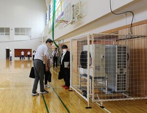吉田中学校の体育館に配備された移動式エアコン=燕市吉田文京町