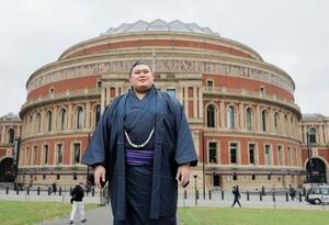大相撲のロンドン公演が開催されるロイヤル・アルバート・ホールの前でポーズをとる横綱大の里=12日、ロンドン(共同)