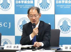 　記者会見する日本学術会議の光石衛会長＝５月２９日、東京都港区