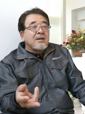 歩道の環境整備に力を入れる久我佐登之さん=柏崎市上田尻